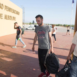 Alejandro Fernández, condenado por pagar 79 euros con una tarjeta falsa, en el momento de entrar hoy voluntariamente en la cárcel de Albolote, Granada después de que no hayan fructificado las vías para evitar el ingreso en prisión, así como