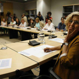 La alcaldesa de Madrid, Manuela Carmena, celebra con los trabajadores sociales de las juntas de distrito su primer acto oficial desde la llegada al cargo. / JUAN CARLOS HIDALGO (EFE)