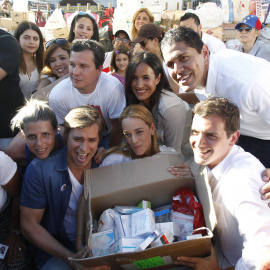 La mujer del líder opositor encarcelado venezolano Leopoldo López, Lilian Tintori (c), junto al cantante Carlos Baute (2i); el líder de Ciudadanos, Albert Rivera (d) y la portavoz del partido en el Ayuntamiento de Madrid, Begoña Villacís (2