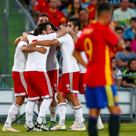 Los jugadores de la selección de Georgia celebran su gol ante España. EFE/Emilio Naranjo