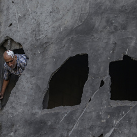 Un hombre herido inspecciona los daños en la iglesia ortodoxa griega San Porphyrio en Gaza tras ser atacada por Israel, a 20 de octubre de 2023.