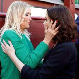 Cristina Cifuentes e Isabel Díaz Ayuso se saludan en la plaza de toros de Las Ventas. (EFE)