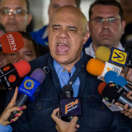 El secretario general de la coalición opositora Mesa de Unida Democrática (MUD), Jesús Torrealba, habla a la prensa en el Consejo Nacional Electoral (CNE). / MIGUEL GUTIÉRREZ (EFE)