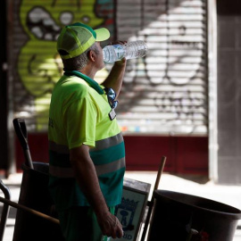 Un empleado de limpieza del ayuntamiento de Madrid bebe agua, una de las medidas recomendadas para evitar los golpes de calor y la deshidratración en sta calurosa mañana de sábado de agosto. EFE/MARISCAL