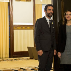La representante de Ciutadans, Inés Arrimadas (d), con el presidente del Parlament, Roger Torrent, tras la reunión que han mantenido. /EFE