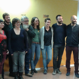 Foto de família de diversos dels candidats al secretariat nacional de la CUP; aquest divendres a la seu del partit. / Marc Font.