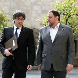 El presidente de la Generalitat, Carles Puigdemont y el vicepresidente Oriol Junqueras (derecha), a su llegada a la reunión semanal del ejecutivo catalán. /  TONI ALBIR (EFE)