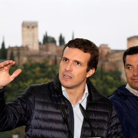 El presidente del Partido Popular, Pablo Casado (i) junto al líder regional de la formación Juanma Moreno, hoy en Granada, donde ha clausurado el acto de presentación de los cabezas de lista de las candidaturas a las elecciones andaluzas de
