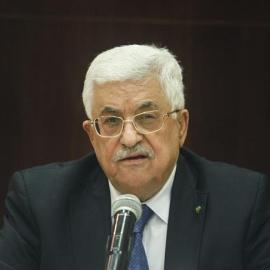 El presidente palestino, Mahmoud Abbas, mientras preside una reunión de la Organización para la Liberación de Palestina (OLP) en Ramallah (Cisjordania). EFE/Atef Safadi