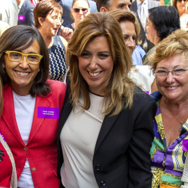 Susana Díaz, presidenta de la Junta de Andalucía, con Rosa Aguilar, Amparo Rubiales y otras mujeres tras el debate de investidura. JULIO MUÑOZ (EFE)