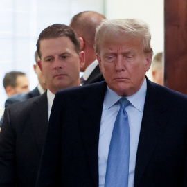 El expresidente estadounidense Donald Trump sale de la sala del tribunal mientras asiste a su juicio en el tribunal de Manhattan en un caso de fraude civil en Nueva York, EE.UU., el 18 de octubre de 2023.