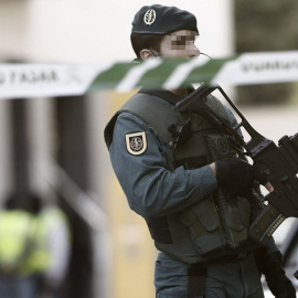 Imagen de archivo de un agente durante un registro de la Guardia Civil en Burlada (Navarra) en una operación antiterrorista JESÚS DIGES | EFE