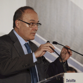 El gobernador del Banco de España, Luis María Linde, durante su intervención en un encuentro sobre los retos de la banca española. EFE/Paco Campos