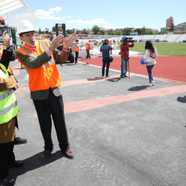 Manuela Carmena visita las obras de reforma del Estadio Vallehermoso el pasado mes de junio. / AYUNTAMIENTO DE MADRID