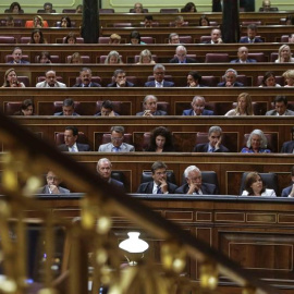 Miembros del Gobierno y diputados populares durante el pleno del Congreso donde hoy se debate el tercer programa de ayudas a Grecia y la contribución española, cifrada en 10.148 millones de euros. EFE/Emilio Naranjo