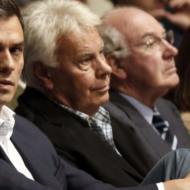 Pedro Sánchez y Felipe González en el homenaje a Txiki Benegas. -EFE