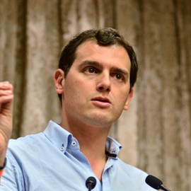 El presidente de Ciudadanos y candidato a la presidencia del Gobierno, Albert Rivera, durante la rueda de prensa ofrecida en Palma tras un encuentro con representantes del sector turístico y empresarial. EFE/Atienza