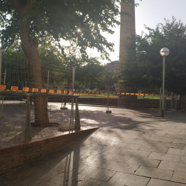 La tanca als Jardins de Sant Pau del Camp barra el pas a la zona on dormien desenes de persones. ESPERANZA ESCRIBANO