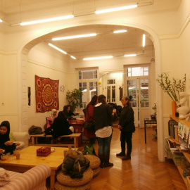 Interior de Melissa Network, un espai autogestionat per a dones refugiades a Atenes. / Flor Ragucci