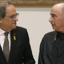 El president de la Generalitat, Quim Torra, durant la presentació del consell assessor que impulsarà el Fòrum Cívic i Social pel debat constituent, al costat del seu president, Lluis Llach. EFE/Andreu Dalmau