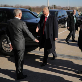 El presidente Trump saluda al secretario de Defensa, Jim Mattis, a su llegada al Pentágono el pasado 18 de enero de 2018. | CARLOS BARRIA (REUTERS)