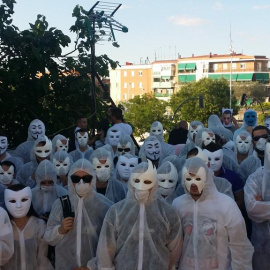 Decenas de enmascarados se concentran antes de la detención del joven 'Alfon'.- BUKANEROS