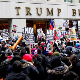 Cientos de haitianos se manifiestan frente a uno de los edificios Trump en Manhattan, el viernes19 de enero, contra los comentarios denigrantes sobre varios países, entre ellos Haití, calificándolos de "agujeros de mierda", pronunciados por