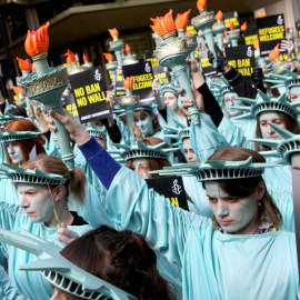 Activistas de Amnistía Internacional se manifiestan contra la política discriminatoria del presidente Trump. © Marie-Anne Ventoura/Amnesty UK