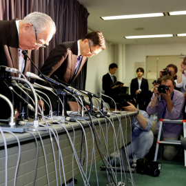 El presidente de Suzuki y CEO Osamu Suzuki ( Izq ) durante una conferencia de prensa en Tokio , Japón.- REUTERS