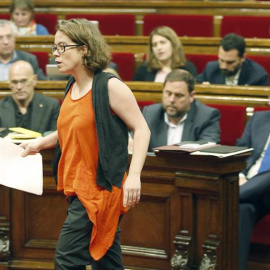 La diputada de la CUP, Eulalia Reguant, se dirige a la tribuna de oradores en el debate en el Parlament de Cataluña de las enmiendas a la ley de Presupuestos, a los que la CUP ya ha confirmado su rechazo, una decisión que impide la aprobaci