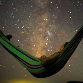 Una mujer observa la lluvia de perseidas en el cielo de Macedonia | Reuters