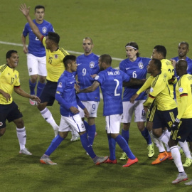 Tangana entre los jugadores de Brasil y Colombia en la Copa América. /REUTERS