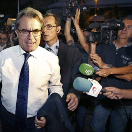 El presidente de la Generalitat y de CiU, Artur Mas (i), a su llegada esta noche a la reunión de urgencia de la ejecutiva de CDC. / ANDREU DALMAU (EFE)