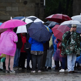 Un grupo de personas con paraguas durante el paso de la borrasca ‘Aline’, a 19 de octubre de 2023, en Santiago de Compostela, A Coruña, Galicia