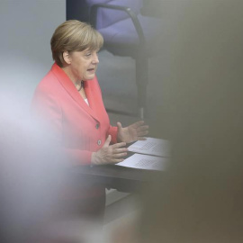 Merkel se dirige al Bundestag. / WOLFGANG KUMM (EFE)