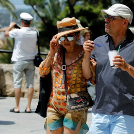 Una pareja de turistas pasea por las calles de Palma de Mallorca bajo el intenso calor.- EFE/Clara Margai