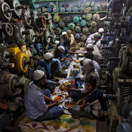 Un grupo de musulmanes comen su iftar durante el Ramadan en un taller en Delhi, India. REUTERS/Adnan Abidi