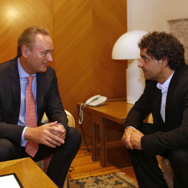 El líder del PP valenciano junto con el presidente de Les Corts, Francesc Colomer, durante la reunión que han mantenido hoy. EFE