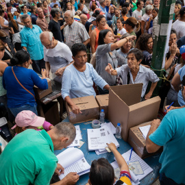 Ciudadanos asisten a votar en las elecciones primarias de la oposición, en Caracas.