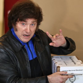 El candidato ultraderechista Javier Milei vota en Buenos Aires.