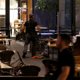 La Policía israelí examina la zona del ataque en Tel Aviv. REUTERS/Baz Ratner