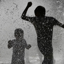 Varios jóvenes en Pamplona refrescándose en una de las fuentes de la capital navarra. EFE/Villar López.