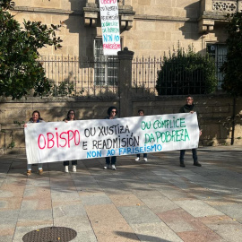 18/10/22 Sindicalistas cuelgan una pancarta de un balcón del obispado, mientras varias trabajadoras de la residencia se manifiestan frente al edificio.