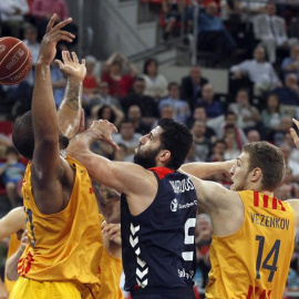 Borousis lucha por un balón con Samuels y Vezenkov durante el partido. EFE/David Aguilar