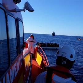 Una patrullera de Salvamento Marítimo durante el rescate de los ocupantes de una patera. EUROPA PRESS