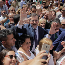 El líder del PP, Mariano Rajoy, durante un paseo por las calles de Jerez de la Frontera. / VÍCTOR LÓPEZ (EFE)