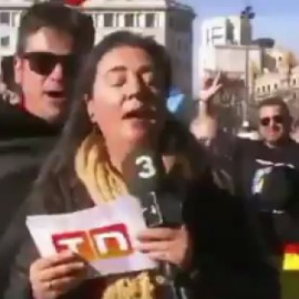 La periodista de TV3 es increpada por un manifestante durante la conexión en directo.
