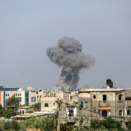 Una columna de humo se eleva cerca del cruce de Rafah, que linda con Egipto,  a 23 de octubre de 2023 en el sur de la Franja de Gaza