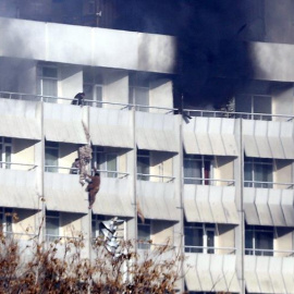 Un hombre cae de la cuarta planta al intentar escapar descendiendo por la fachada con un trozo de tela durante un ataque en el Hotel Intercontinental de Kabul. EFE
