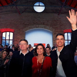 Pedro Sánchez junto a Ximo Puig y la presidenta provincial del PSPV Mercedes Caballero, en la asamblea de simpatizantes / EFE-Manuel Bruque